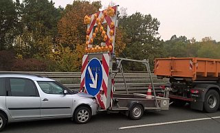 Der Unfall ereignete sich auf Höhe Lipperland-Süd. Ein Autofahrer hatte den Absperranhänger zu spät bemerkt. - Symbolfoto: Polizei