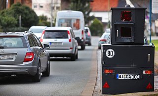 Ein mobiler Blitzer steht in Bielefeld. Wer sich nicht ans Tempolimit hält, erhält Post von der Stadt Bielefeld. An diesen Straßen wird jetzt geblitzt. - Sarah Jonek