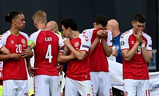 Die geschockten dänischen Spieler bildeten um den kollabierten Christian Eriksen einen Kreis. - Stuart Franklin/Getty Pool/AP/dpa