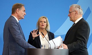 Städtetagspräsident Burkhard Jung (SPD, l-r), Bundesinnenministerin Nancy Faeser (SPD) und der bayrische Innenminister Joachim Herrmann (CSU) bei einer Pressekonferenz. - Wolfgang Kumm/dpa