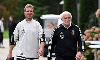 Berti Vogts schlägt für die Heim-EM einen Rollentausch von Julian Nagelsmann (l) und Rudi Völler vor. - Federico Gambarini/dpa