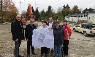 (v. l.) Architekt Wolfgang Just, Geschäftsführer Klaus-Heiner Kaufmann, Marion Hils vom Werkstattrat, Werkstattleiter Thomas Rudolphi, Beschäftigte Hildegard Klegraf und Monika Göddeker, Projektsteuerung Architekturbüro Hülsmann. - FOTO: CARITAS
