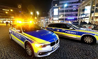 Streifenwagen eilten zunächst zum Jahnplatz, später holten sie die jungen Männer an der Stresemannstraße ein. - Symbolfoto: Andreas Frücht