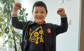 Glücklich: Ali-Reza nach seinem Heilungsmarathon. Nach zweieinhalb Jahren geht es für den Achtjährigen endlich zurück nach Hause. - Verein "Kinder brauchen uns"