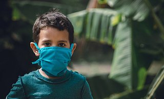 Kinder zeigen oft nur milde Symptome, obwohl sie infiziert sind. - Pixabay