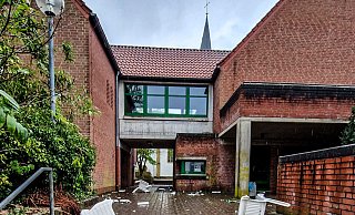 Immer wieder kommt es rund um das Bonhoeffer-Gemeindehaus in Bünde zu Randalen und Straftaten. In der Nacht auf Karfreitag wurden unter anderem Gartenstühle auf dem Gelände zertrümmert. - privat