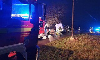 Einsatzkräfte der Feuerwehr Lichtenau retten am Samstagmorgen einen eingeschlossenen Autofahrer, der mit seinem Transporter auf dem Niederwiesenweg gegen einen Baum geprallt war. - Feuerwehr Lichtenau