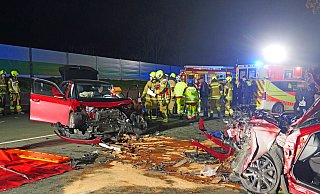 Beim Zusammenstoß von zwei Personenwagen auf der Münsterstraße (B64) in Höhe Sande wurden am Donnerstagabend zwei Personen schwer verletzt. Zeitweise konnte bei einem Verletzten Lebensgefahr nicht ausgeschlossen werden. - Ralph Meyer
