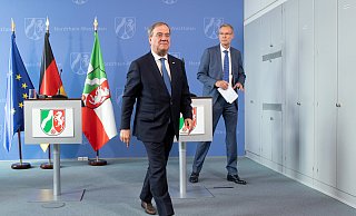 Verkünden eine Woche Lockdown-Verlängerung:  Armin Laschet (CDU, l), Ministerpräsident von Nordrhein-Westfalen, und Sven-Georg Adenauer (CDU), Landrat des Kreises Gütersloh. - picture alliance/dpa