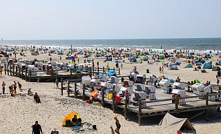 An den Küsten läuft das Sommergeschäft. - Christian Charisius/dpa