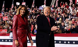 Der abgewählte US-Präsident Donald Trump mit First Lady Melania  in Valdosta in Georgia. - REUTERS