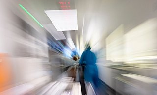 In Krankenhäusern arbeiten über die Feiertage viele Menschen. (Symbolbild) - Frank Molter/dpa