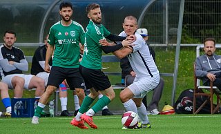 Auch im Testspiel mit vollem Einsatz: Hicrets Furkan Ars (Mitte) im Duell mit Dornbergs Maximilian Margott. - Andreas Zobe