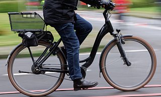 Der Mann aus Herford kollidierte mit einem anderen Pedelec-Fahrer. - Friso Gentsch/dpa