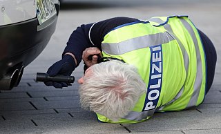 Ein Polizist überprüft ein Fahrzeug im Rahmen der verstärkten Kontrollen am Car-Freitag. (Symbolbild) - David Young/dpa