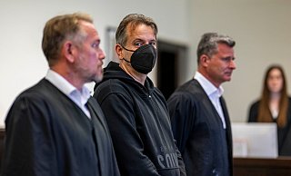 Wilfried W. steht zu Prozessbeginn in Paderborn zwischen den Anwälten Carsten Ernst (l) und Detlev Otto Binder. Rund fünf Jahre nach den Urteilen im Prozess um den Fall des «Horror-Hauses» in Höxter ordnete das Landgericht Paderborn 2023 nachträglich eine Sicherungsverwahrung gegen den Verurteilten an. Diese Entscheidung ist nun rechtskräftig. - David Inderlied/dpa