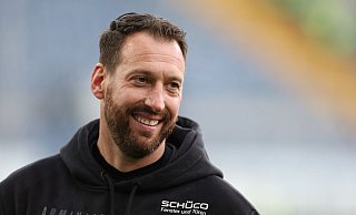 Mitch Kniat, Trainer des Drittliga-Meisters Arminia Bielefeld, dachte vor dem DFB-Pokal-Finale auch an die erfolgreichen Amateurfußballer des SV Spexard. - Friso Gentsch/dpa