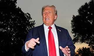US-Präsident Donald Trump spricht mit Reportern, bevor er mit Marine One vom South Lawn des Weißen Hauses abfliegt. - Alex Brandon/AP/dpa