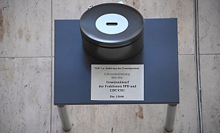 Diese Wahlurne dient der namentlichen Abstimmung über die Grundgesetzänderung zur Reform der Schuldenbremse als Voraussetzung für das milliardenschwere Finanzpaket im Deutschen Bundestag. - Bernd von Jutrczenka/dpa Diese Wahlurne dient der namentlichen Abstimmung über die Grundgesetzänderung zur Reform der Schuldenbremse als Voraussetzung für das milliardenschwere Finanzpaket im Deutschen Bundestag. - Bernd von Jutrczenka/dpa