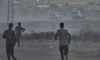 Fahrzeuge des Roten Kreuzes mit Geiseln, die von der Hamas freigelassen wurden, fahren auf der Salah-El-Din-Straße, als sie den Gazastreifen in Richtung Israel verlassen. - Abdel Kareem Hana/AP/dpa