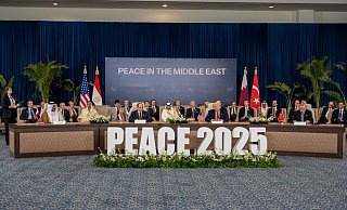Abdell-Fattah al-Sisi (Mitte l.), Präsident von Ägypten, und US-Präsident Donald Trump (Mitte r.) bei der Unterzeichnung einer Erklärung zum Gaza-Krieg beim Gaza-Gipfel. - Michael Kappeler/dpa