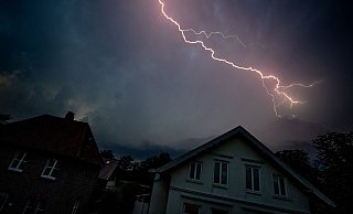 Nach der Hitze waren für Mittwochabend im Kreis Gütersloh Gewitter und Starkregen angekündigt. Es regnete und stürmte – größere Zwischenfälle gab es aber nicht. - picture alliance/dpa
