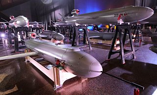 Neuartige Langstrecken-Raketen-Drohnen vom Typ Peklo (Hölle) werden während der Übergabe der ersten Charge an die Verteidigungskräfte am Tag der Streitkräfte der Ukraine ausgestellt. - ---/ukrin/dpa