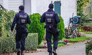 Die Polizei durchkämmte auch die Gegend rund um die Fundstelle des Autos. - Paul Brinkmann