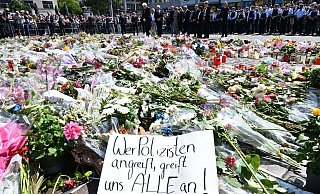 Blumen und Kerzen liegen nach der tödlichen Messertat zum Gedenken an den getöteten Polizisten Rouven Laur auf dem Marktplatz in Mannheim. - Bernd Weißbrod / dpa