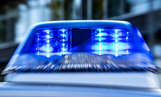 An der Westernmauer in Paderborn nimmt die Polizei einen Täter nach einem Raubüberfall fest. - David Inderlied/dpa