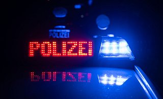 Aus einer allgemeinen Verkehrskontrolle der Polizei wird in der Nacht zu Freitag eine Verfolgungsfahrt. In Salzkotten endet die Flucht eines Audi-Fahrers. (Symbolbild) - Marijan Murat/dpa