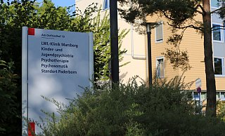 Die LWL-Klinik in Paderborn: Hier geschah die Messerattacke durch eine 13-jährige, mutmaßliche Gefährderin. - Christian Müller/dpa