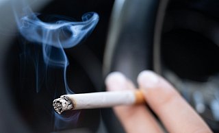 Mehrfach soll der Herforder in der Vergangenheit das Rauchverbot an der Tankstelle schon ignoriert haben. Als ihn eine Angestellte jetzt präventiv daran erinnerte, eskalierte die Situation. - Sebastian Kahnert/dpa