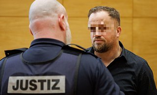 Berat Nimani (r.) hat sich am Dienstag erstmals vor dem Landgericht Bielefeld zu den Vorwürfen gegen ihn eingelassen. - Friso Gentsch/dpa