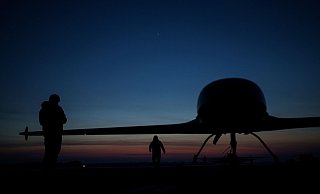 Ukrainische Soldaten des Verteidigungsnachrichtendienstes bereiten den Start der Langstreckendrohne An-196 Ljutyj an einem ungenannten Ort in der Ukraine vor. - Evgeniy Maloletka/AP/dpa