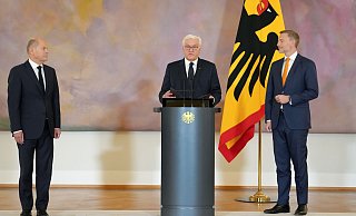 Bundespräsident Frank-Walter Steinmeier (M) übergibt Christian Lindner (r., FDP) im Beisein von Bundeskanzler Olaf Scholz im Schloss Bellevue seine Entlassungsurkunde. - Kay Nietfeld/dpa Bundespräsident Frank-Walter Steinmeier (M) übergibt Christian Lindner (r., FDP) im Beisein von Bundeskanzler Olaf Scholz im Schloss Bellevue seine Entlassungsurkunde. - Kay Nietfeld/dpa