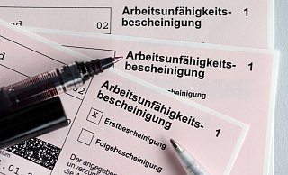 Eine 55-jährige Frau soll sich gemeinsam mit ihrem Ehemann und Schwager in rund 30 Fällen zu Unrecht Krankengeld und Lohnfortzahlungen erschlichen haben. - Jens Büttner/dpa