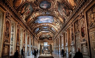 Blick in die Galerie d'Apollon im Louvre. Über eine Gebäudeseite, wo gerade Bauarbeiten stattfinden, sind vermummte Täter in das Museum eingedrungen – sie sollen Schmuck aus der Sammlung Napoleons gestohlen haben und dann geflüchtet sein. - Stephane De Sakutin/AFP/dpa