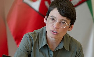 Familienministerin Josefine Paul stand am Mittwoch Rede und Antwort bei der Fragerunde im Düsseldorfer Landtag. - Henning Kaiser/dpa