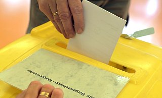 Ein Wähler steckt einen Wahlzettel in eine Wahlurne. Das gibt es am 23. Februar - aber auf kommunaler Ebene auch wieder am 14. September. - Michael Bahlo/dpa