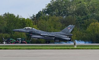 Ein F-16-Kampfjet der polnischen Luftwaffe ist während eines Besuchs des polnischen Präsidenten Naworcki (nicht im Bild) auf dem 31. taktischen Luftwaffenstützpunkt stationiert. - Jakub Karczmarczyk/PAP/dpa