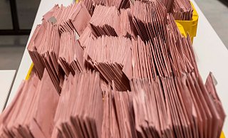 Briefwahl-Umschläge sind in mehrere Boxen einsortiert worden. (Archivfoto) - Helmut Fricke/dpa