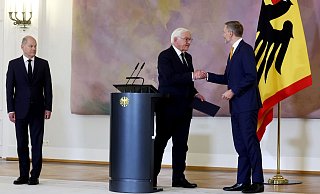 Das Ampel-Aus in einem Bild: Bundespräsident Frank-Walter Steinmeier übergibt Christian Lindner seine Entlassungsurkunde. Bundeskanzler Olaf Scholz schaut zu. - Christoph Soeder/dpa