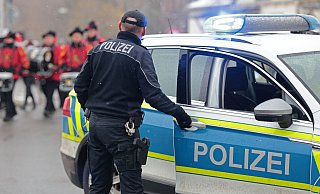 Die Polizei hat eine verstärkte Präsenz bei den Karnevalsumzügen angekündigt. - Matthias Bein/dpa