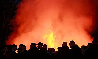 In einem Beverunger Ortsteil wird das Osterfeuer nicht stattfinden. Werden weitere Orte dem Vorbild folgen? - Matthias Bein/dpa