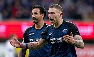 Angreifer Felix Platte (rechts) wartet noch auf sein erstes Saisontor für den SC Paderborn. Zu seiner Verteidigung: Er fehlte lange verletzt. - David Inderlied/dpa