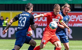 SCP-Abwehrchef Felix Götze (r.), hier gegen den Elversberger Robin Fellhauer, zeigte eine fehlerfreie Leistung. Auch Teamkollege Marcel Hoffmeier (l.) enttäuschte nicht. - David Inderlied/dpa