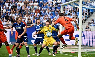 Paderborns Calvin Brackelmann (r.) kommt vor Karlsruhes Torwart Max Weiß an den Ball. - Uli Deck/dpa