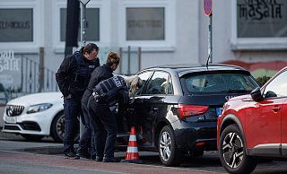 Wer gab die Schüsse auf Angehörige des Nimani-Mörders aus dem fahrenden Auto ab? Der Prozess in Bielefeld konnte darauf bisher keine Antwort liefern. - Friso Gentsch/dpa Wer gab die Schüsse auf Angehörige des Nimani-Mörders aus dem fahrenden Auto ab? Der Prozess in Bielefeld konnte darauf bisher keine Antwort liefern. - Friso Gentsch/dpa
