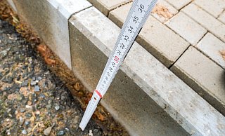 Die neu gebaute Schweichelner Straße in Hiddenhausen liegt 20 bis 30 Zentimeter höher als die vorherige. Das ärgert die Anwohner. - Kathrin Weege